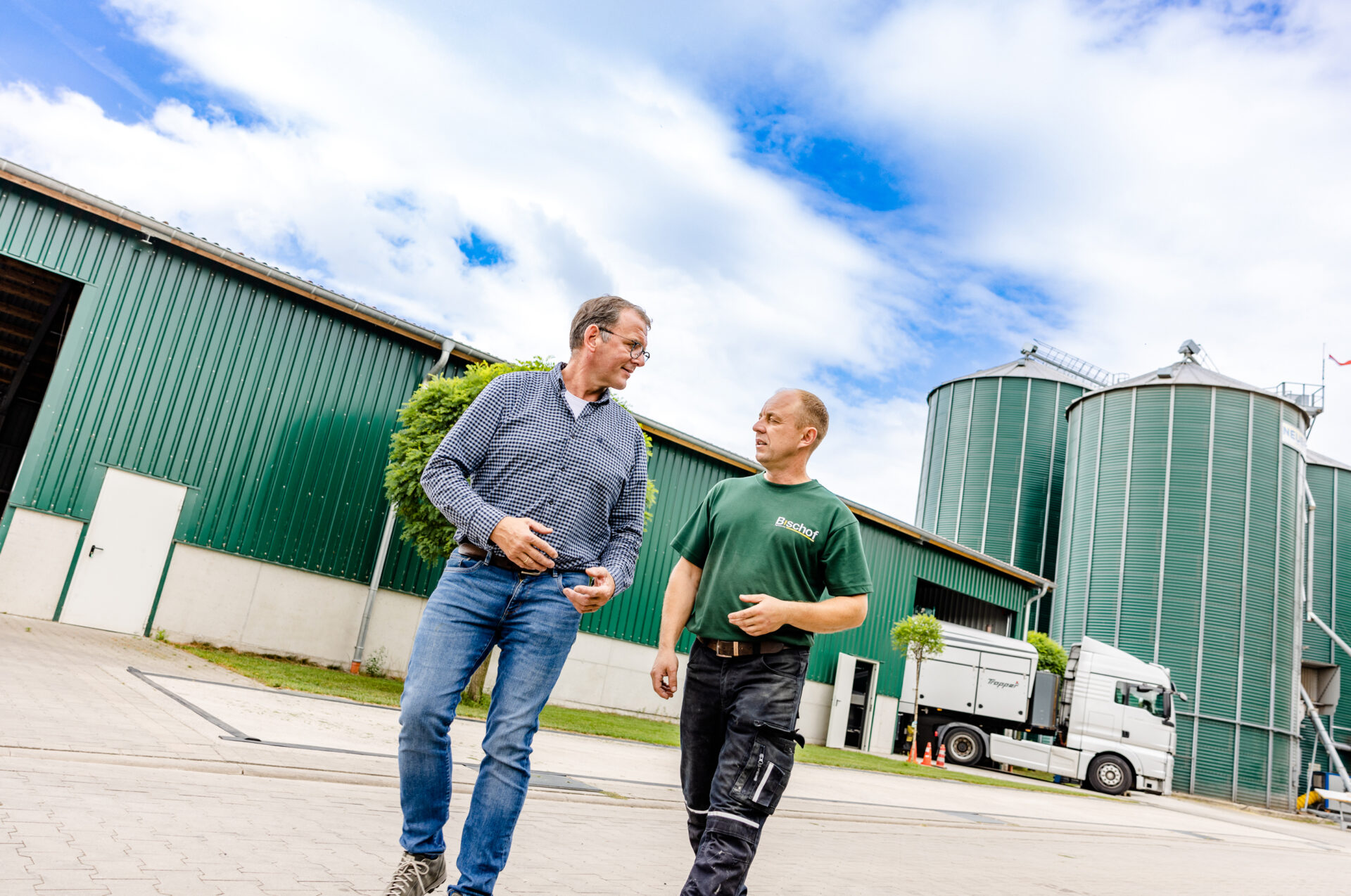 Herr Bischof im Gespräch mit Mühlenfahrer vor dem firmeneigenen Silos