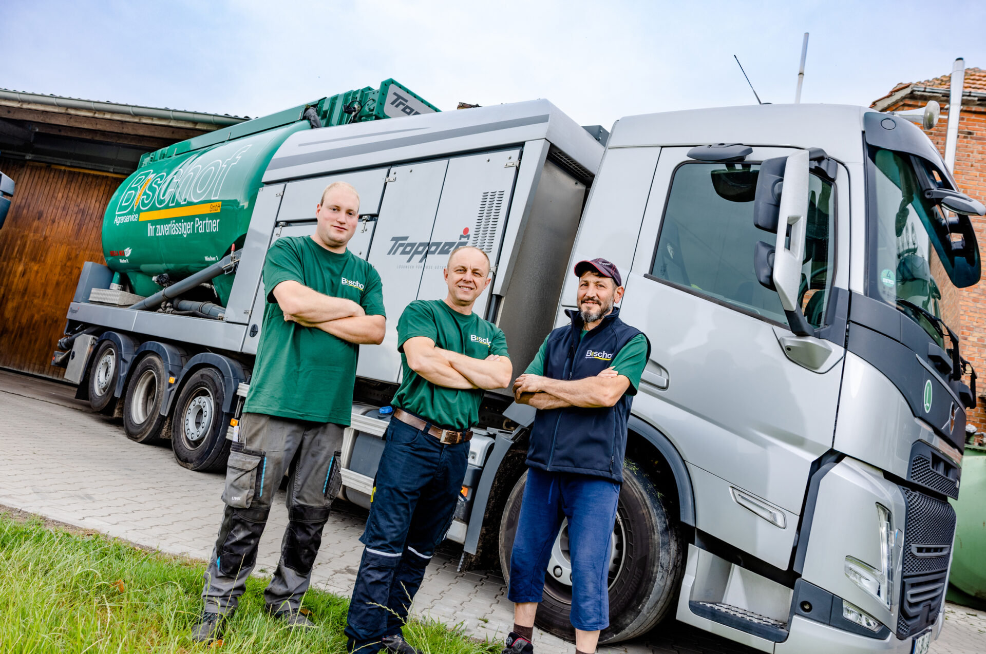 Drei Mühlenfahrer vor einem Misch- und Mahlfahrzeug aus dem Fuhrpark von Bischof Agrarservice GmbH