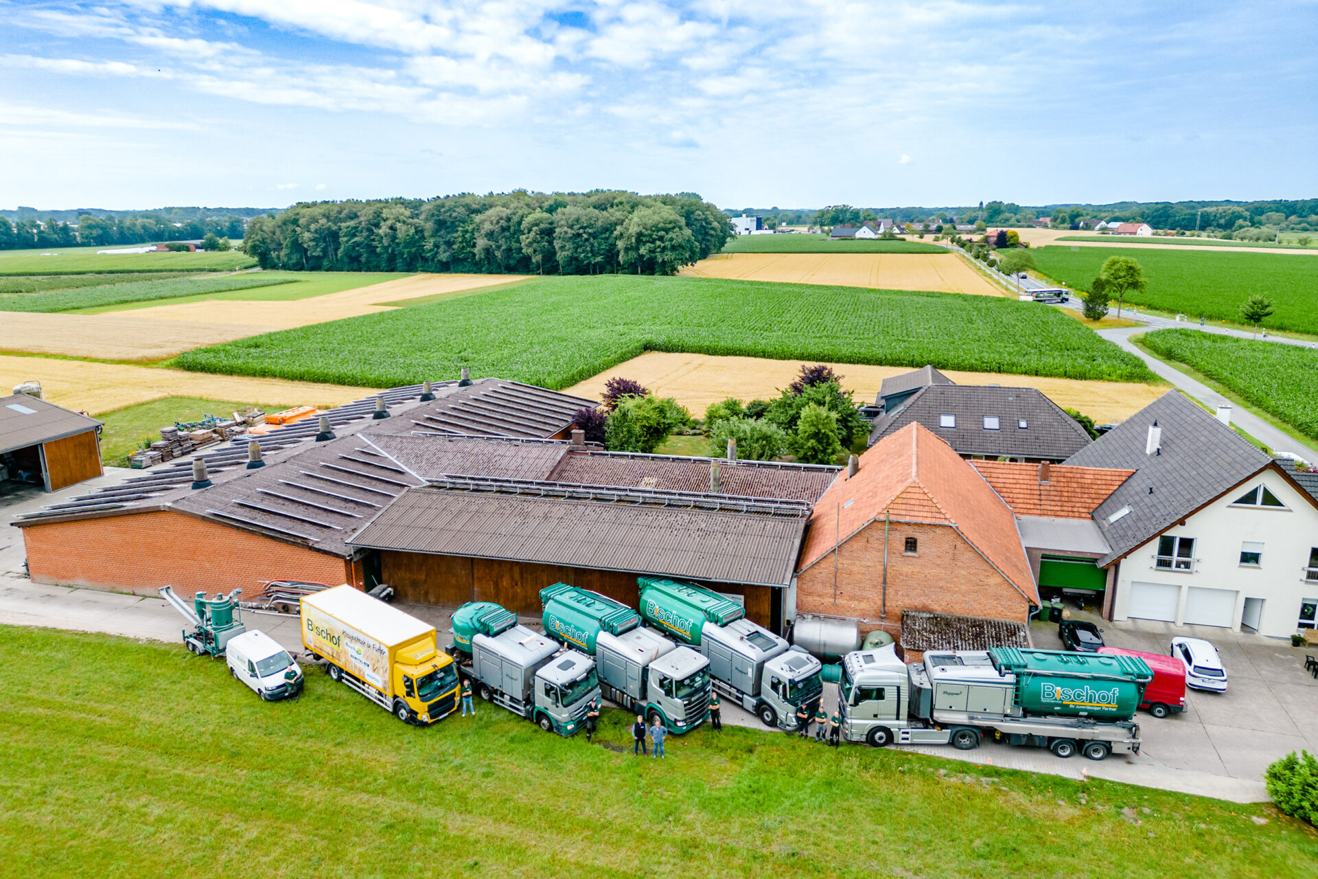 Unternehmensgrundstück aus der Vogelperspektive mit Sicht auf umliegende Wälder und Felder – Ihr Futtermittelexperte aus Dissen, Schüttorf & Warburg