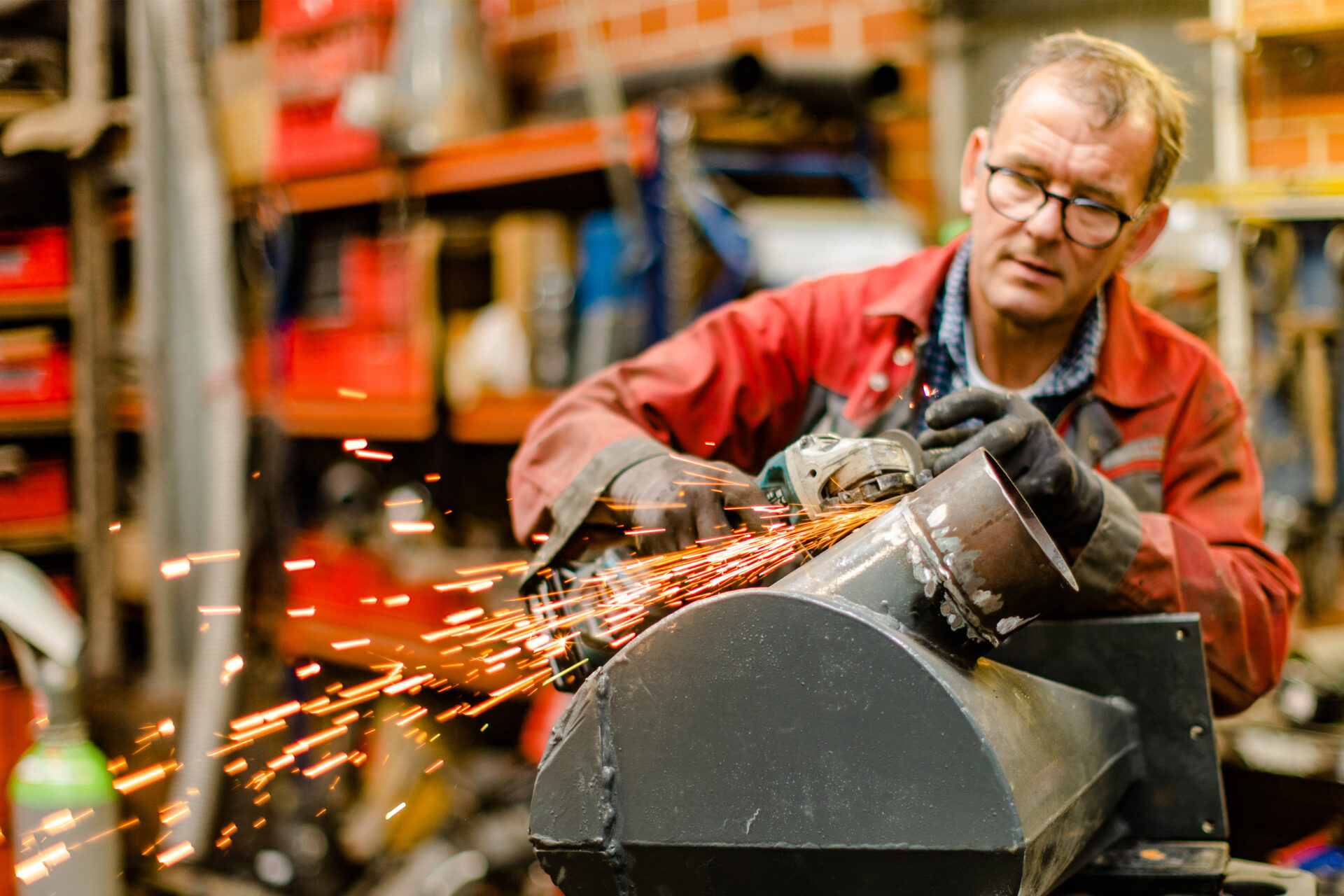 Herr Bischof in der Werkstatt am Schleifen - Ihr Futtermittelexperte aus Dissen, Schüttorf & Warburg