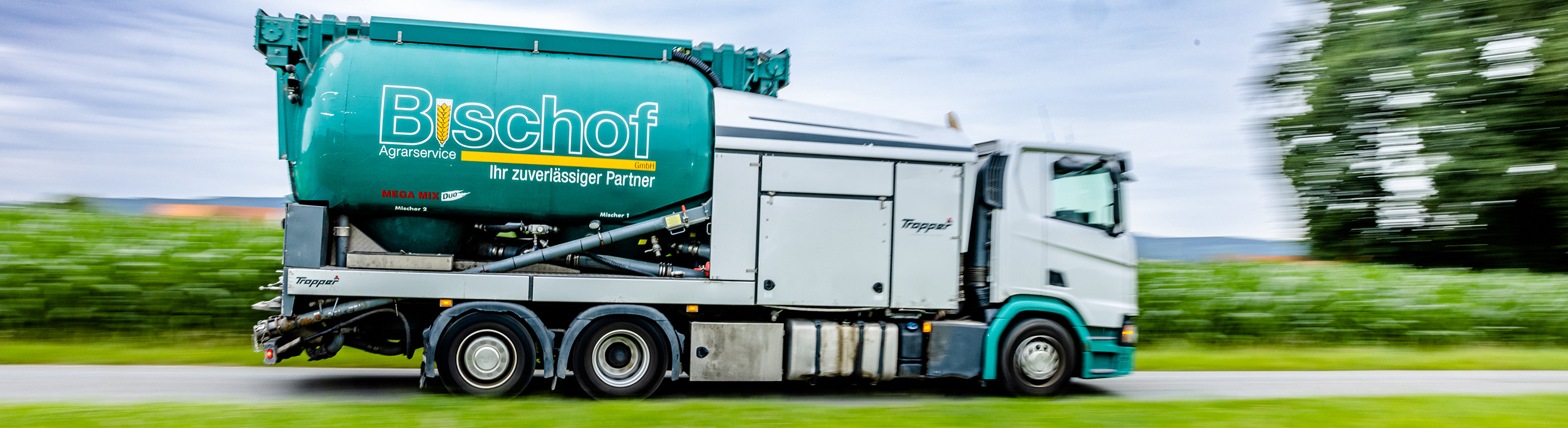 Futtermittellieferant mit LKW unterwegs, Mischfahrzeug – Futtermittelexperte Bischof aus Dissen, Schüttorf & Warburg