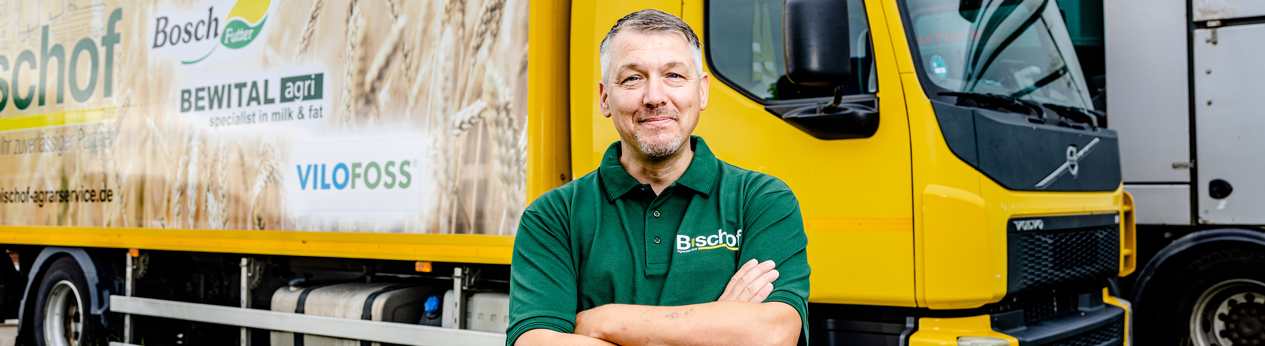 Futtermittellieferant mit LKW unterwegs, Mitarbeiter vor Fahrzeug – Futtermittelexperte Bischof aus Dissen, Schüttorf & Warburg