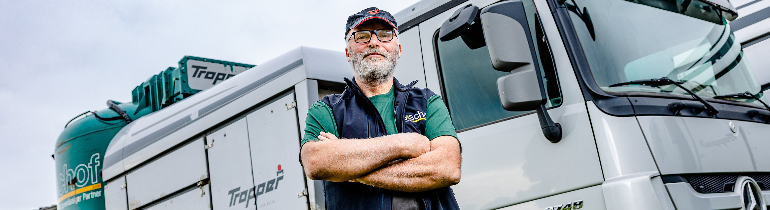 Futtermittellieferant mit LKW unterwegs, Mitarbeiter vor Mischfahrzeug – Futtermittelexperte Bischof aus Dissen, Schüttorf & Warburg