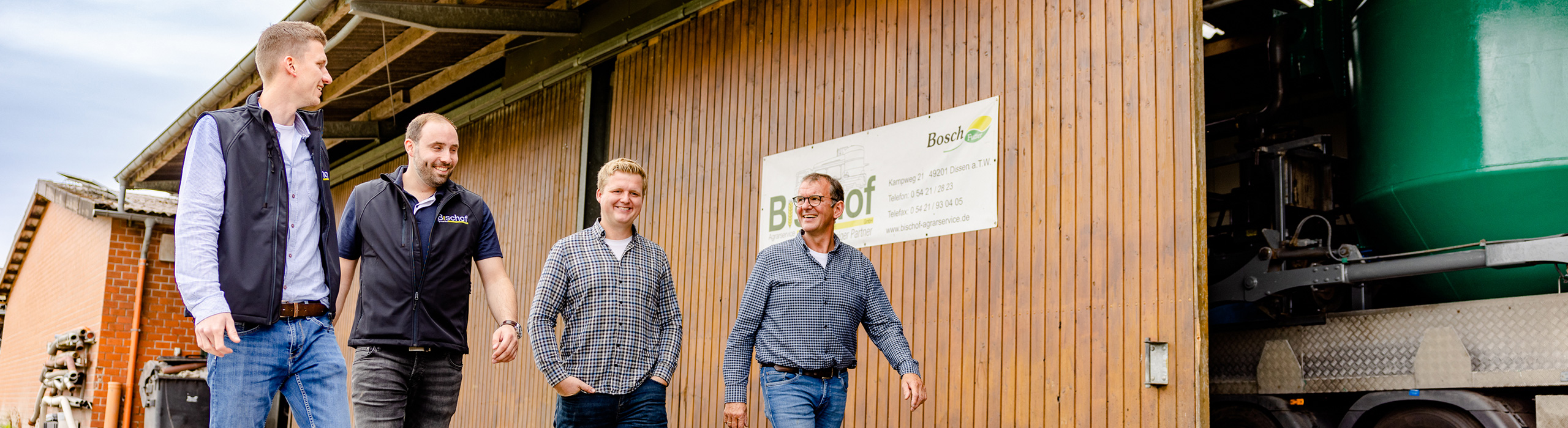 Das Team von Bischof vor Firmengebäude – Ihr Futtermittelexperte aus Dissen, Schüttorf & Warburg