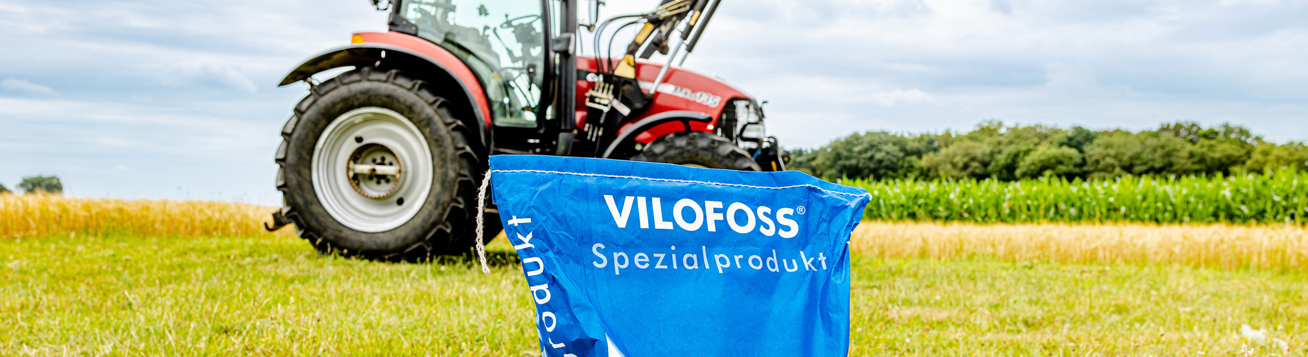 Traktor und Spezialfutter auf Feld - News aus dem Betrieb und der Branche – Futtermittelexperte Bischof aus Dissen, Schüttorf & Warburg