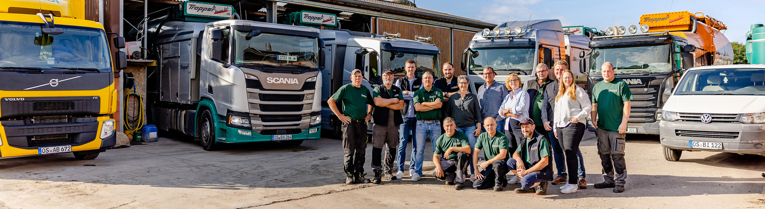 Das Team von Bischof Agrarservice auf dem Firmengelände vor dem Fuhrpark – Ihr Futtermittelexperte aus Dissen, Schüttorf & Warburg